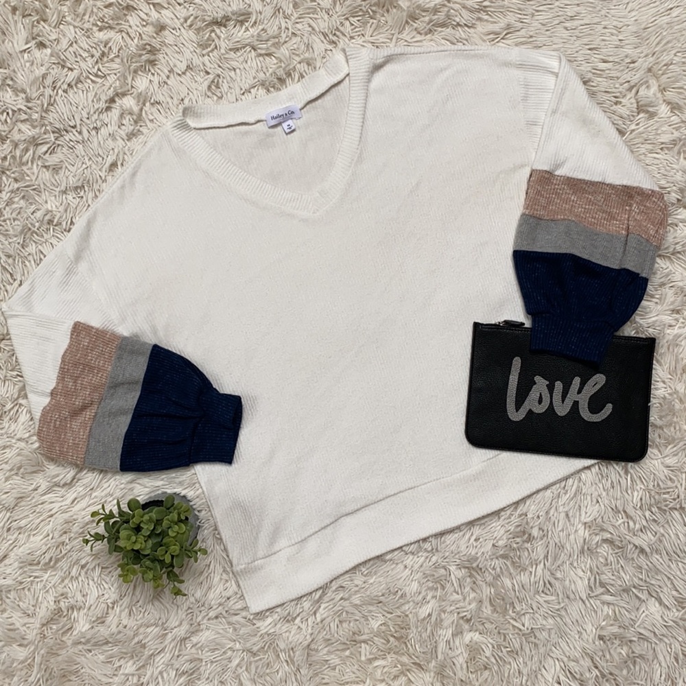 Hailey & Co V-neck Ribbed Top 💗 Cream Gray & Blue